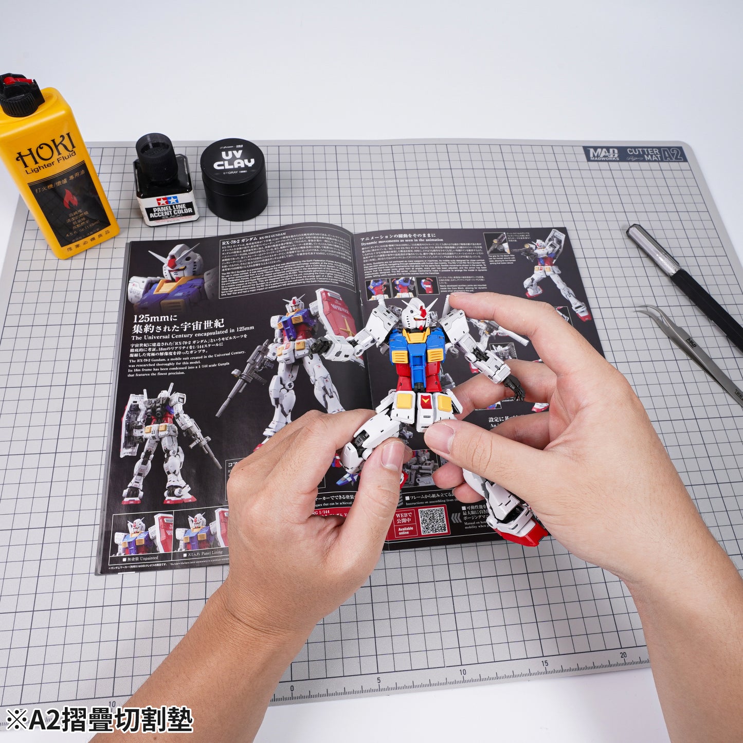 MH-27 A2 FOLDABLE MODEL CUTTING MAT (WHITE-BLACK)